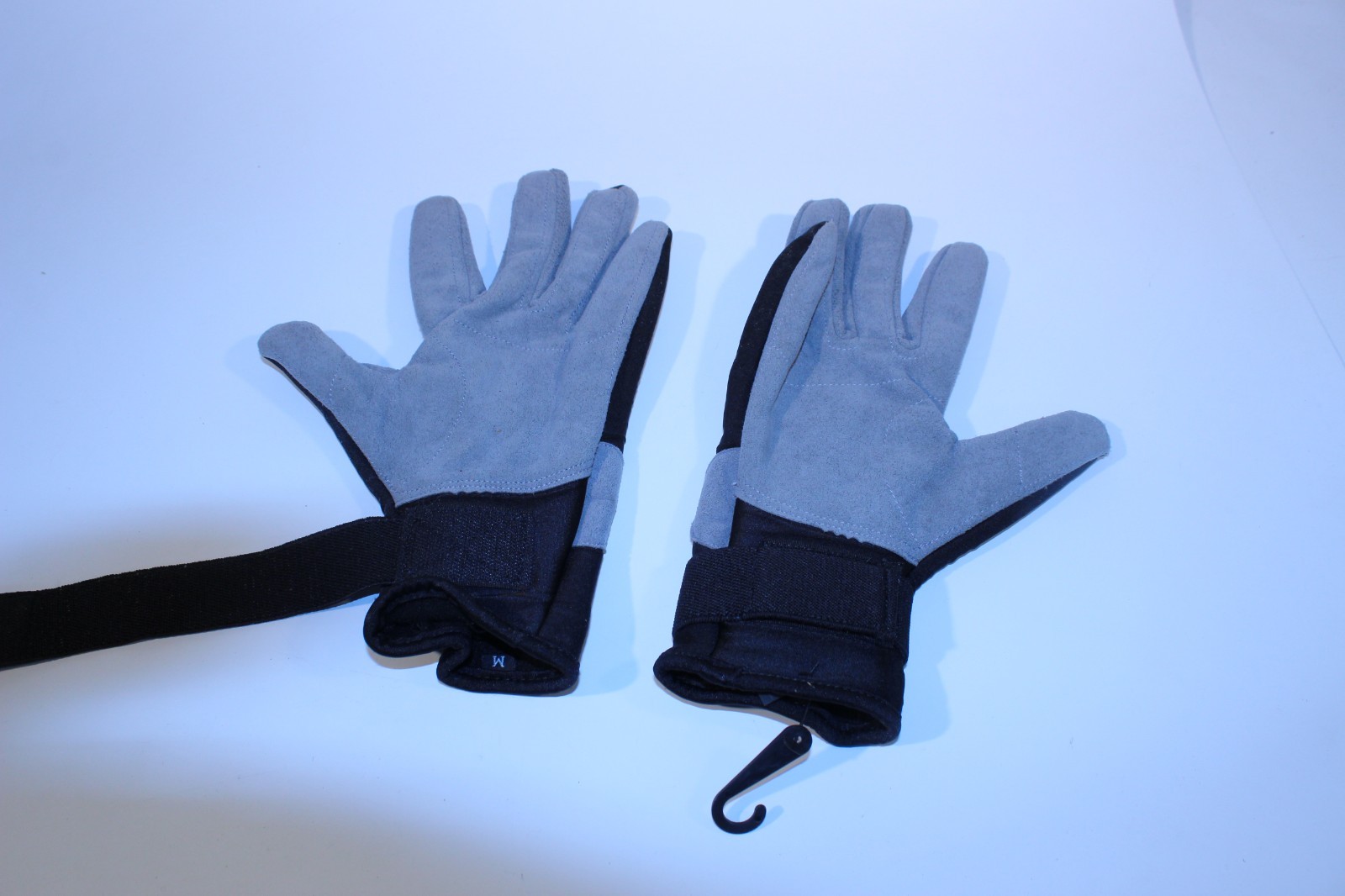 Full-Finger / Long-Finger Medium Size Blk/Gry Sailing Gloves by West Marine