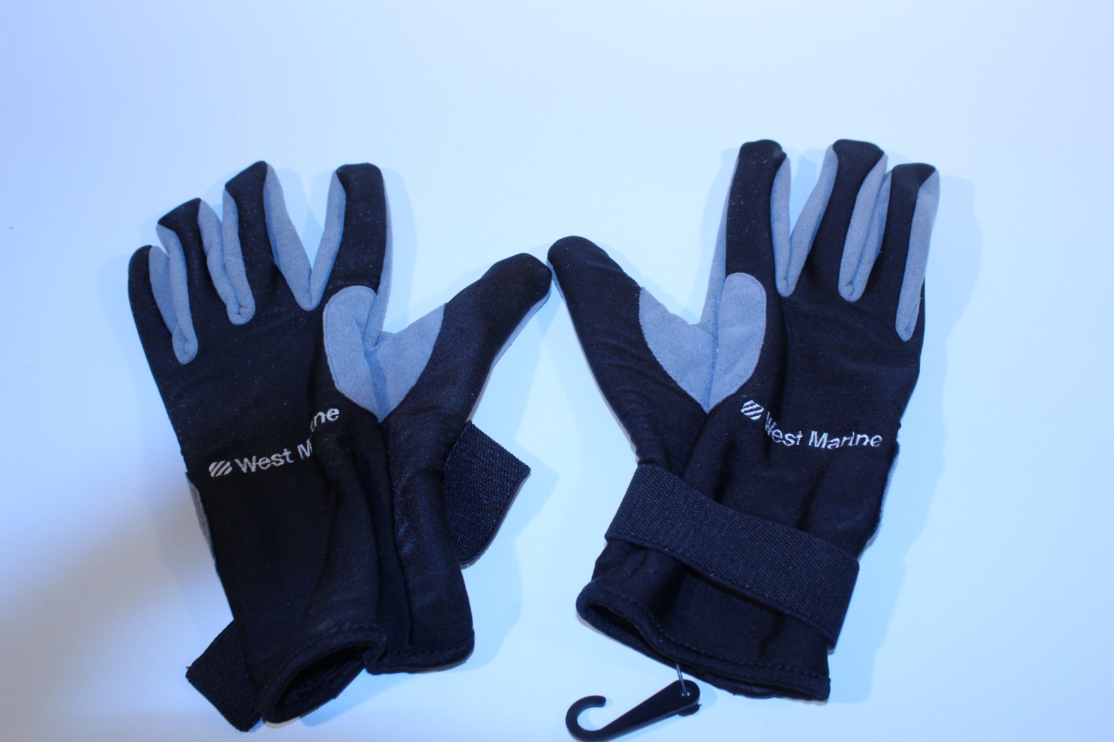 Full-Finger / Long-Finger Medium Size Blk/Gry Sailing Gloves by West Marine