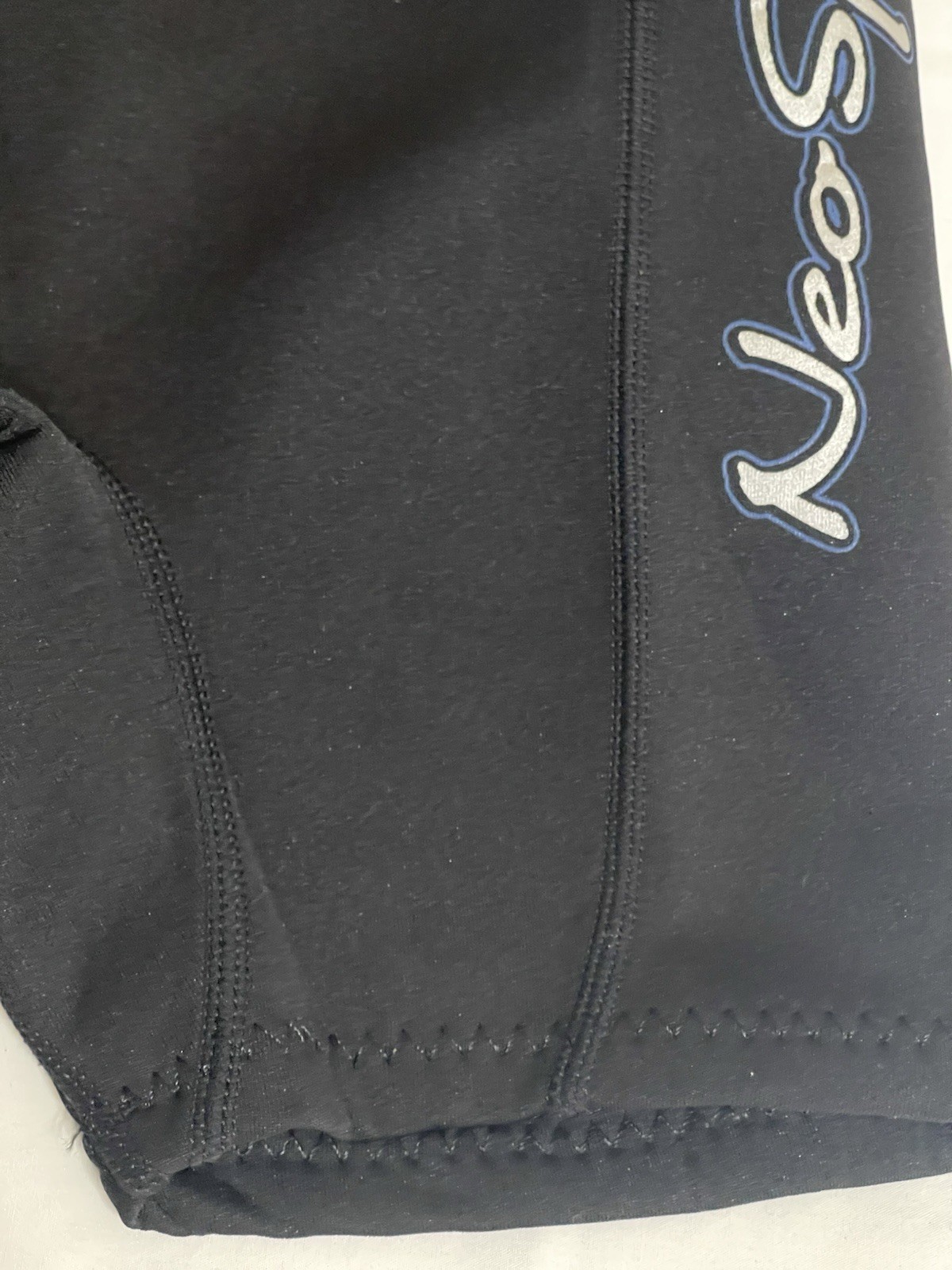 NeoSport Neoprene Unisex Child Wetsuit Size 6 Short Sleeve Black Navy Blue