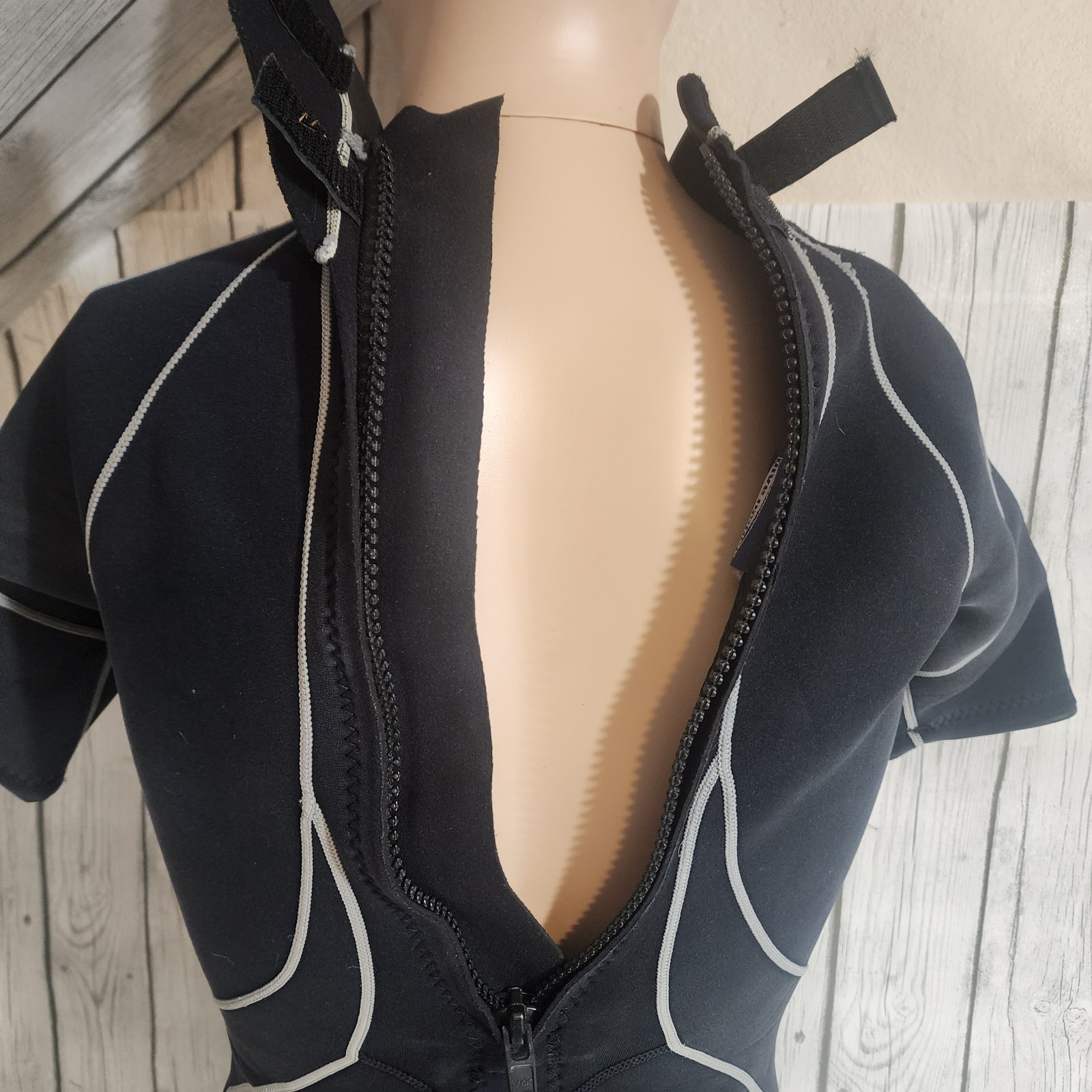 Dive N’ Surf Shorty Wetsuit – Men’s Size Small – Black/Gray Flatlock – Back Zip