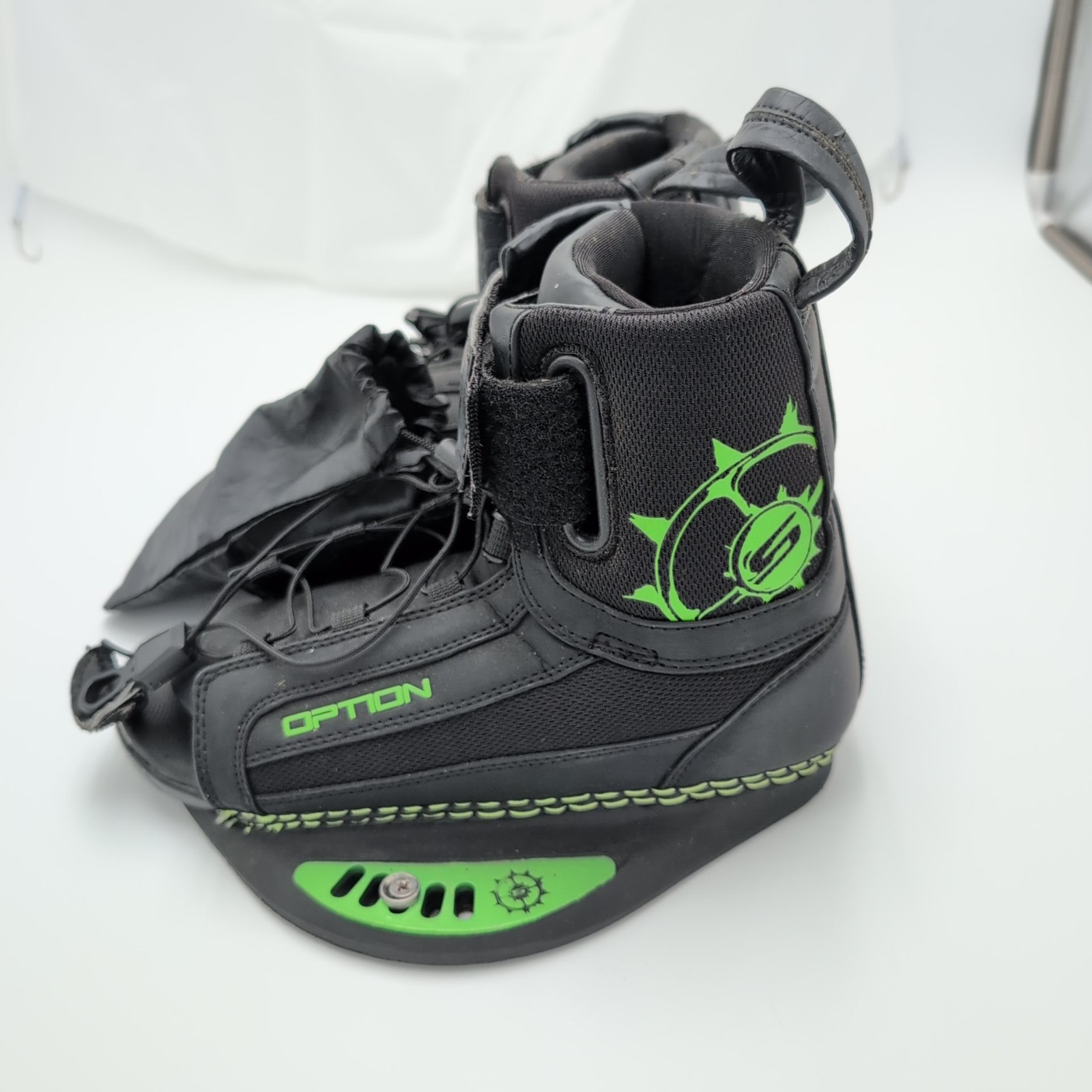 Slingshot The Option Wakeboard Bindings Boots S/M Black Green w Fins