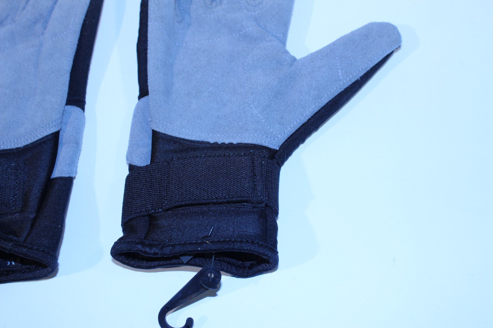 Full-Finger / Long-Finger Medium Size Blk/Gry Sailing Gloves by West Marine