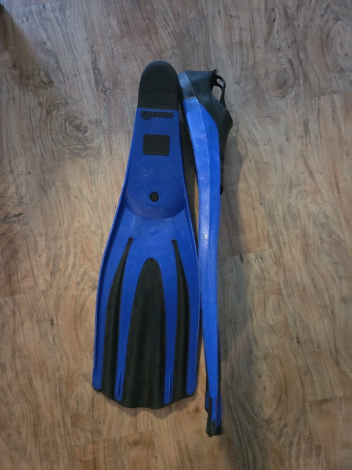 Mares Avanti Superchannel Full Foot Scuba Snorkeling Fins Blue- 9.5-10.5