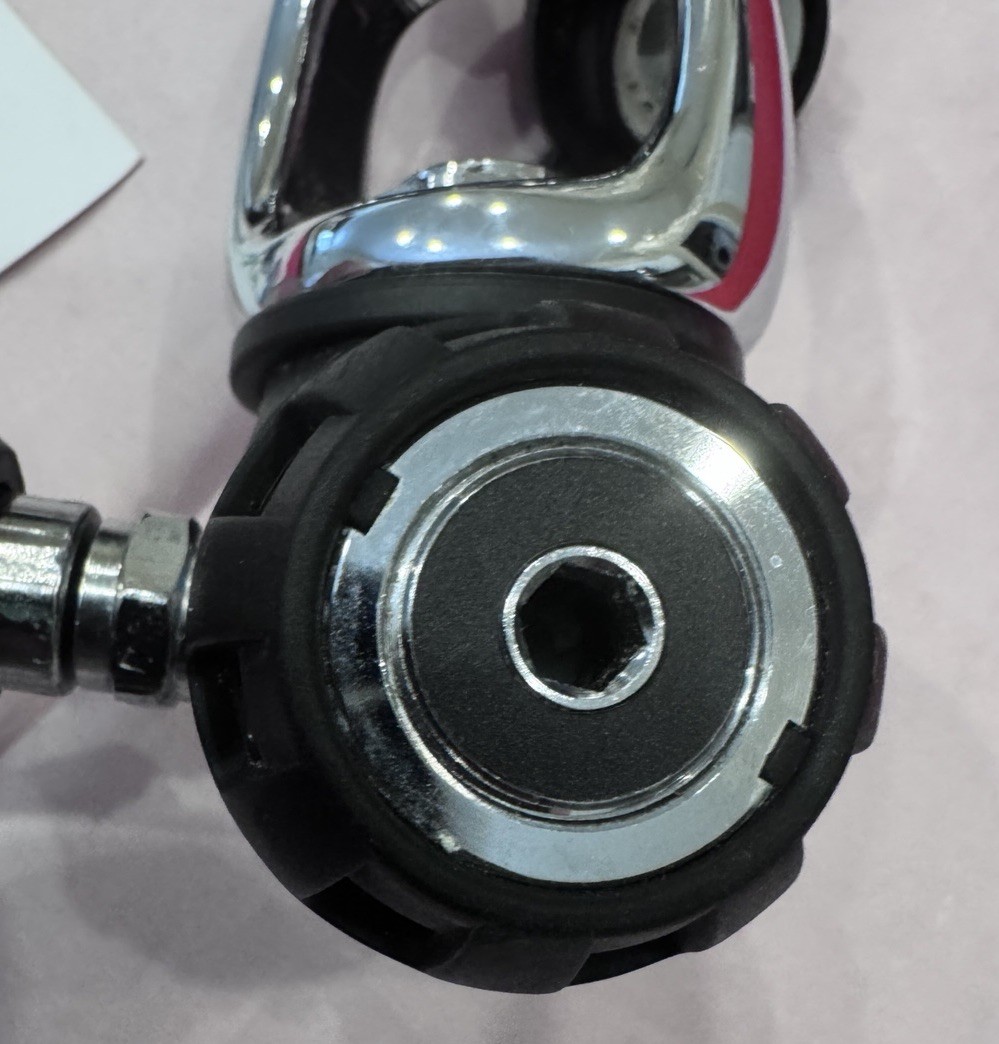 SCUBA TUSA S1001 FIRST AND SECOND STAGE REGULATOR LOOKS LIKE NEVER WET!