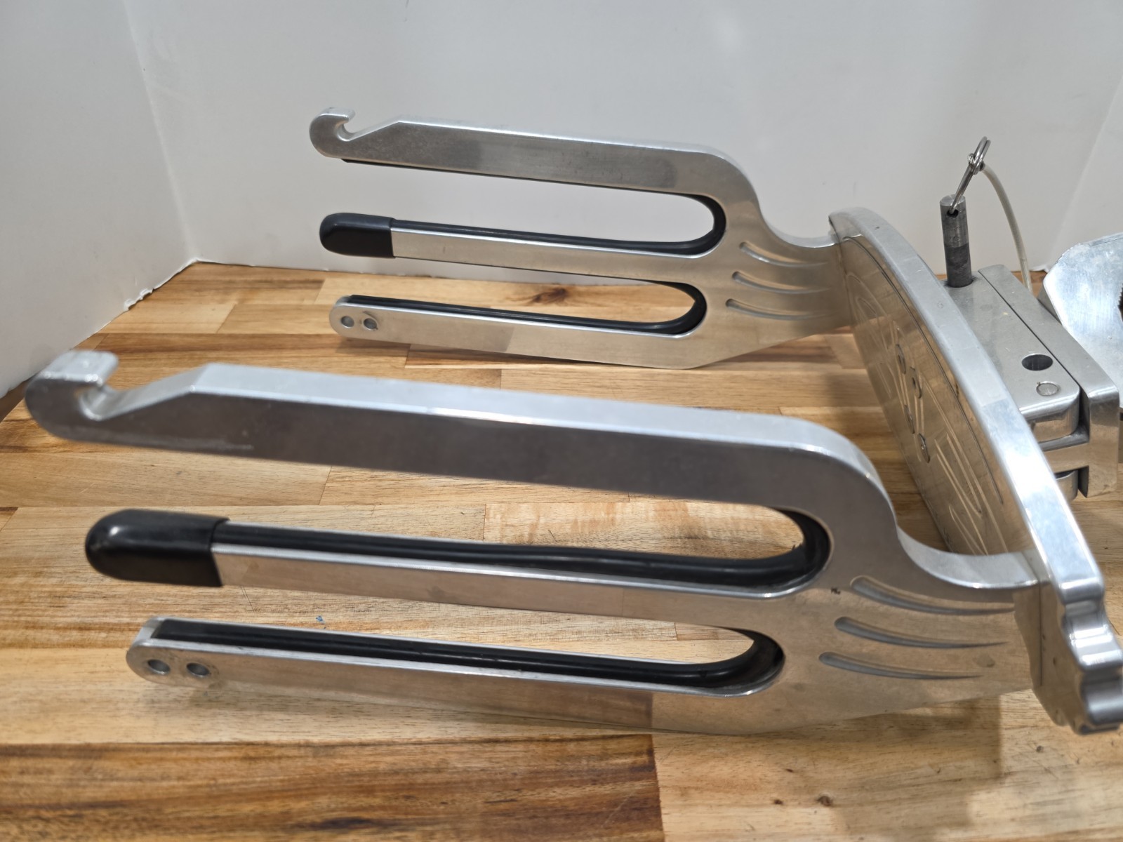 NAUTIQUES DUAL KNEE BOARD RACK WITH SWIVEL PRE-OWNED