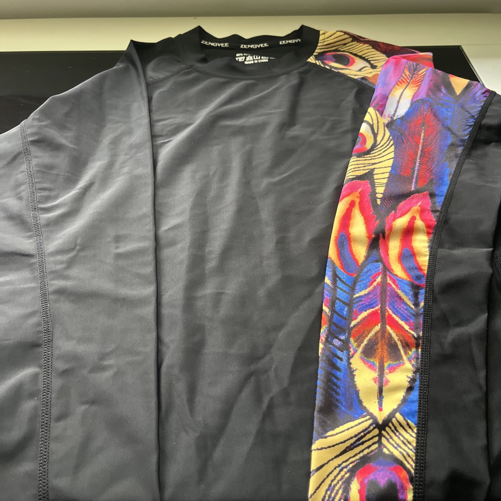 Rash Guard Men’s Size Large Long Sleeve Peacock Feather Pattern Sleeve