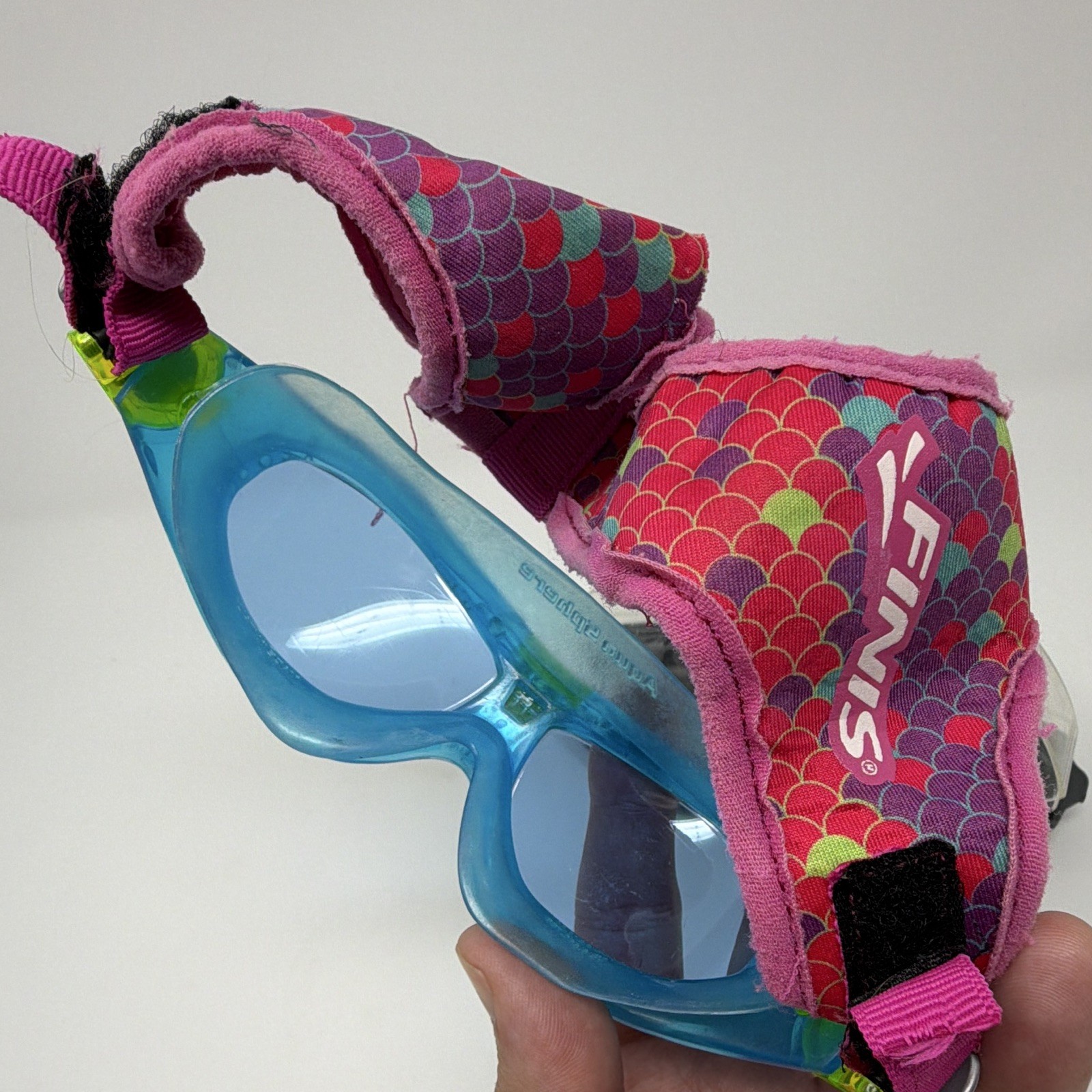 FINIS Aqua Sphere Swim Goggles w/ Neoprene Strap & Hard Protective Case bl/pink