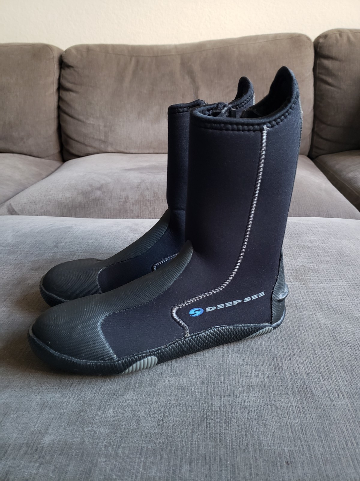 Size 7 – Deep Sea Men’s Scuba Booties Black Zip Up – NEW AND UNUSED!