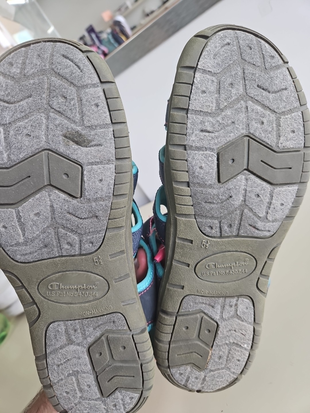 Champion Women’s Water Hiking Shoe Sandal Closed Toe Size 5.5 Bungee Closure