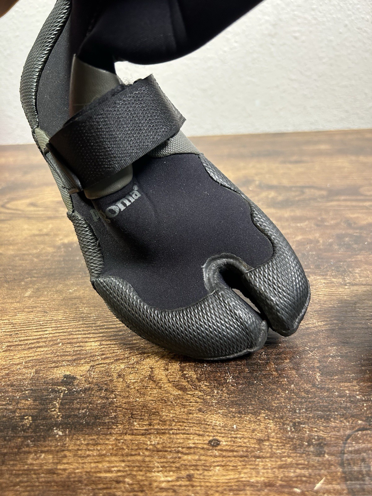 Patagonia R3 Split Toe Wetsuit Water Booties BLACK Womens size 5 8.5”