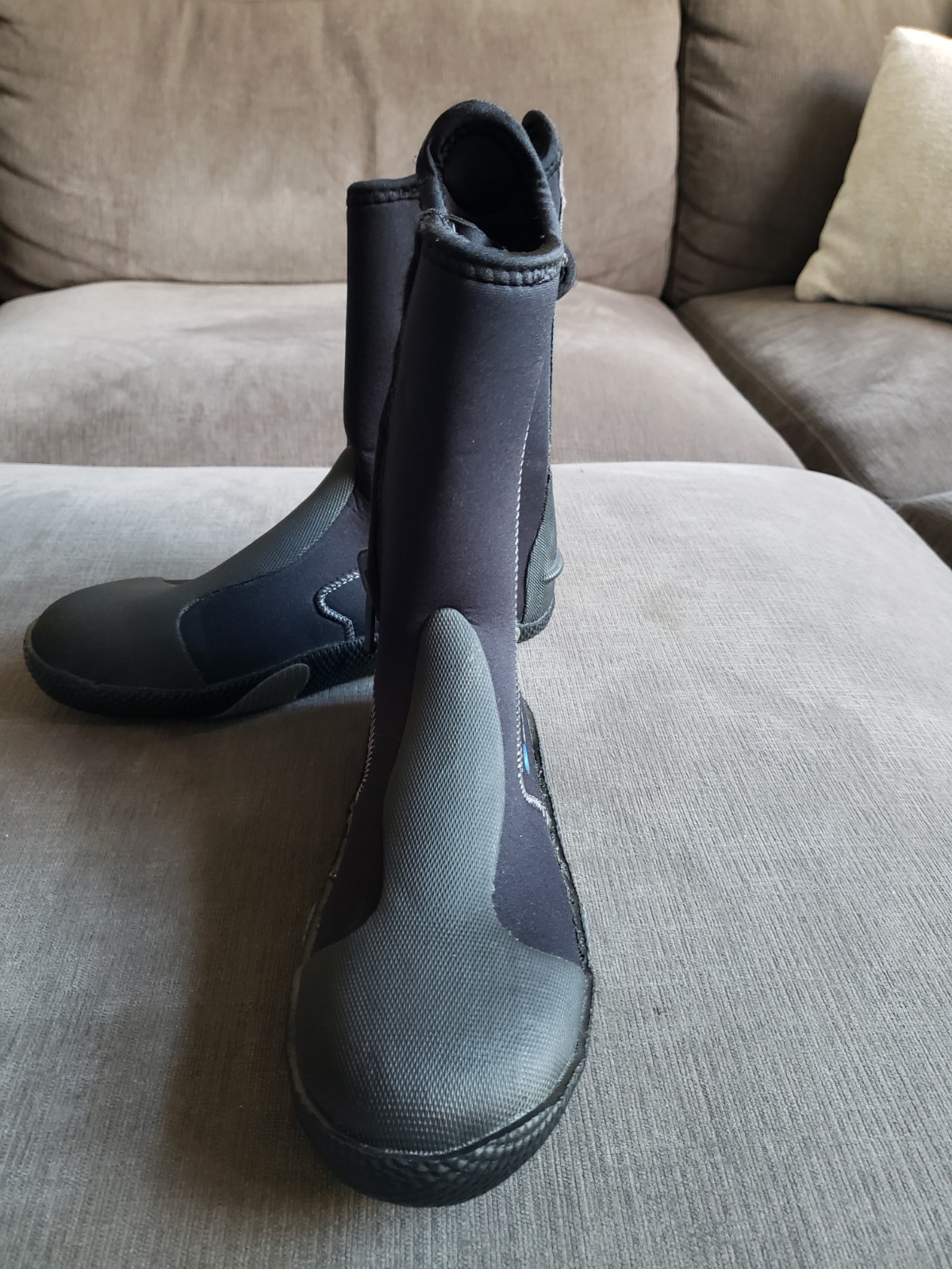 Size 7 – Deep Sea Men’s Scuba Booties Black Zip Up – NEW AND UNUSED!