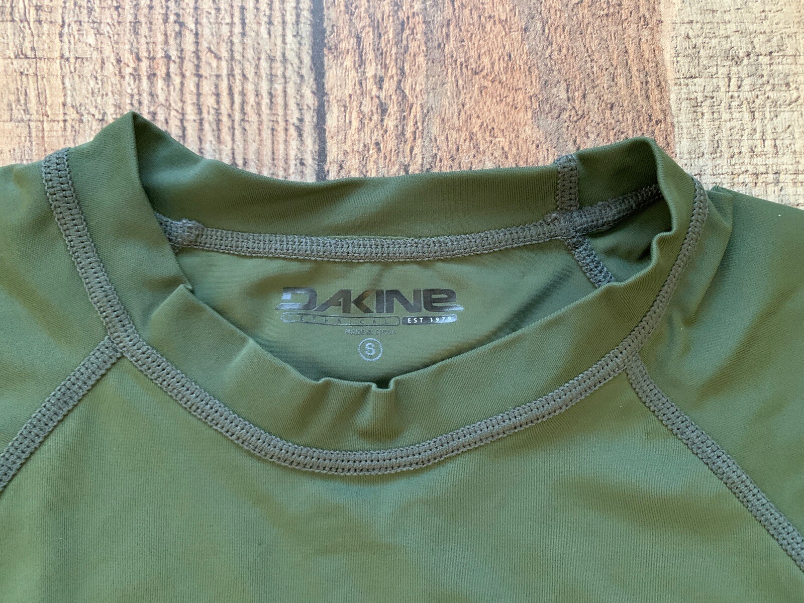 Dakine Men’s Rash Guard Size S Small Preowned Army Green