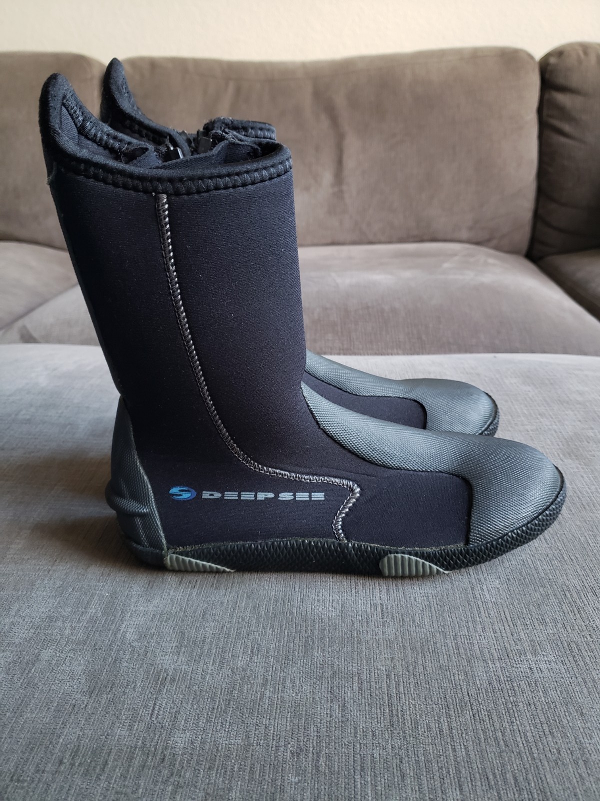 Size 7 – Deep Sea Men’s Scuba Booties Black Zip Up – NEW AND UNUSED!