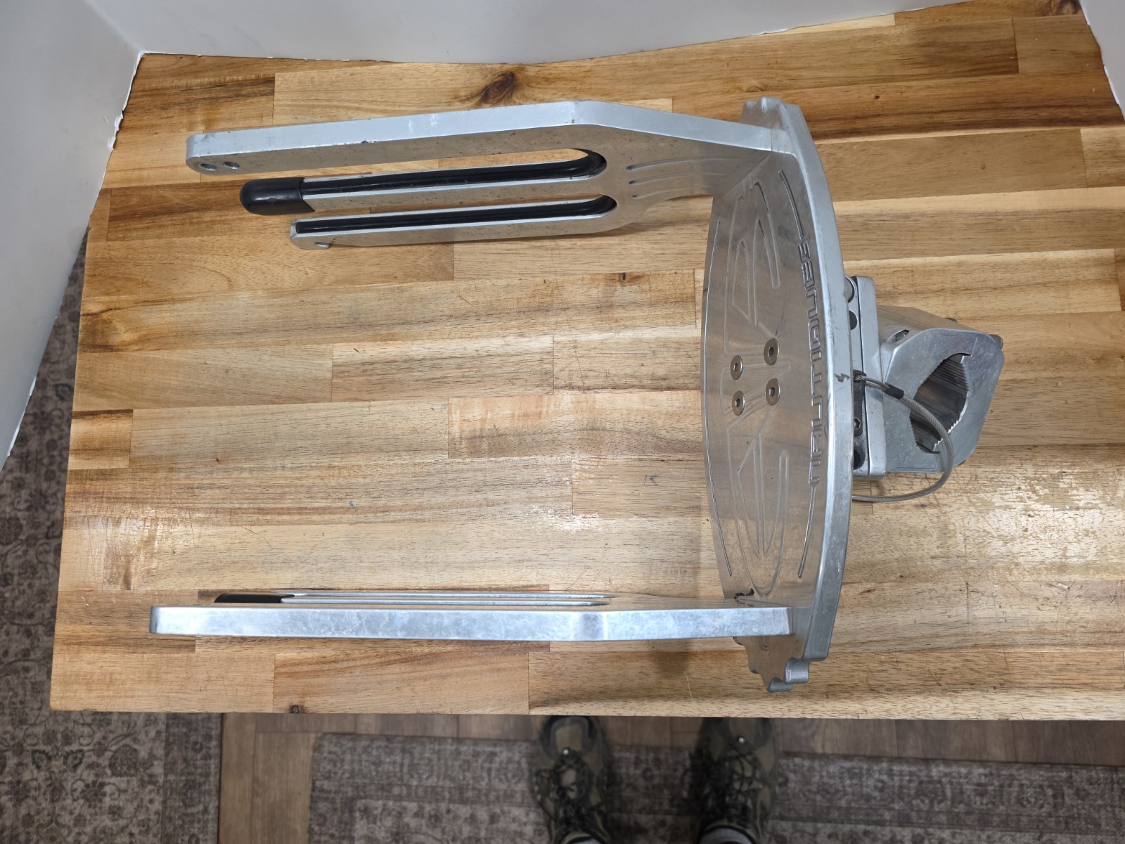 NAUTIQUES DUAL KNEE BOARD RACK WITH SWIVEL PRE-OWNED