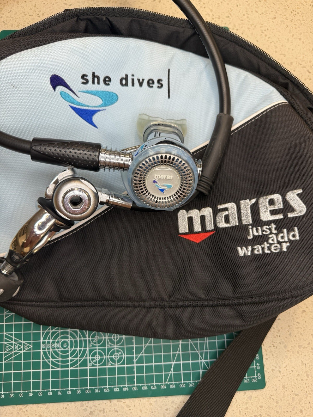 Mares Proton 42 Regulator set “She Dives” Edition w/Matching reg bag – Yoke