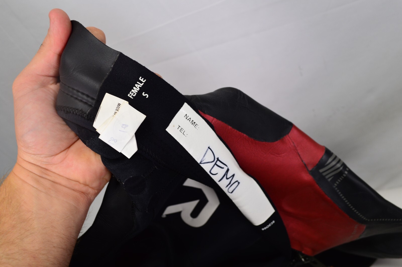 TYR Hurricane Cat 5 Black Red Full Sleeve Wetsuit Womens Small DEMO