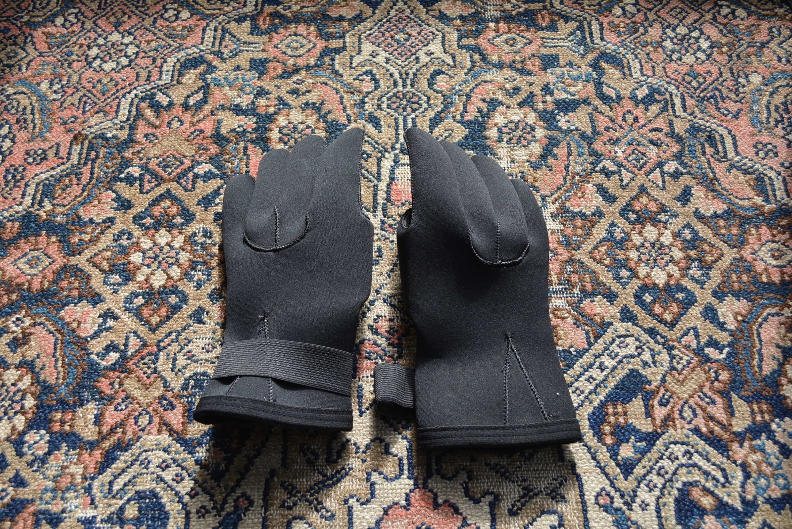 Neoprene gloves 4mm New, nice, the real deal ( GREAT DEAL)