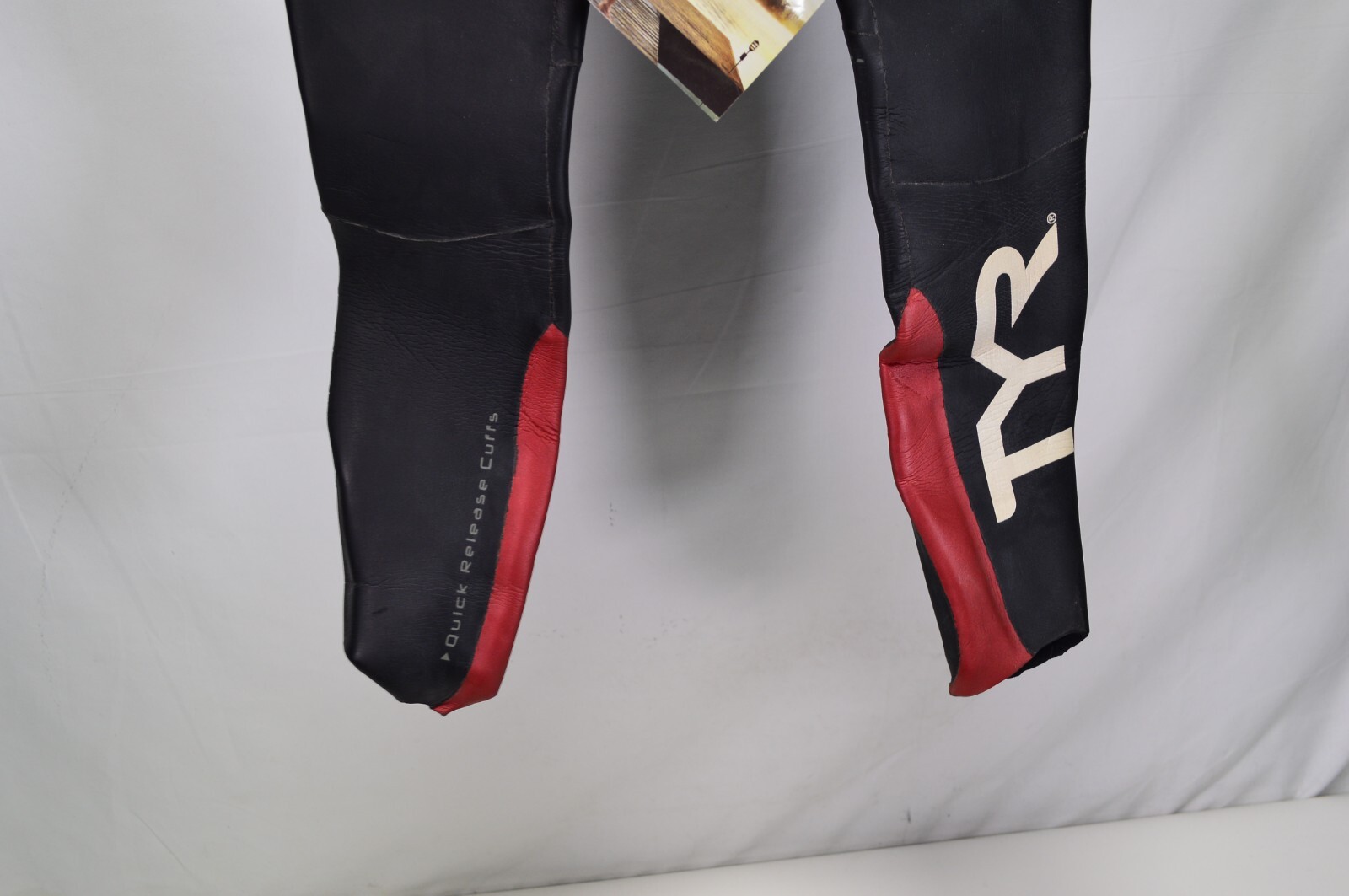 TYR Hurricane Cat 5 Black Red Full Sleeve Wetsuit Womens Small DEMO