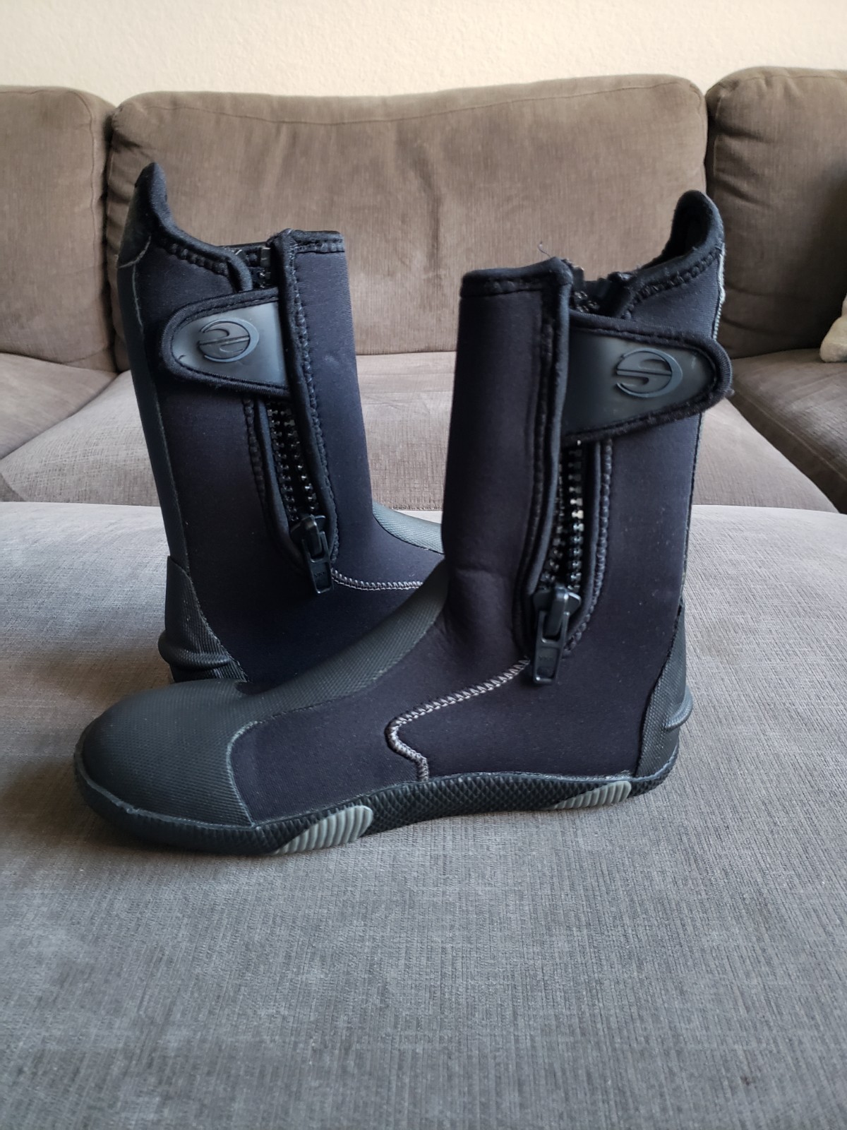 Size 7 – Deep Sea Men’s Scuba Booties Black Zip Up – NEW AND UNUSED!