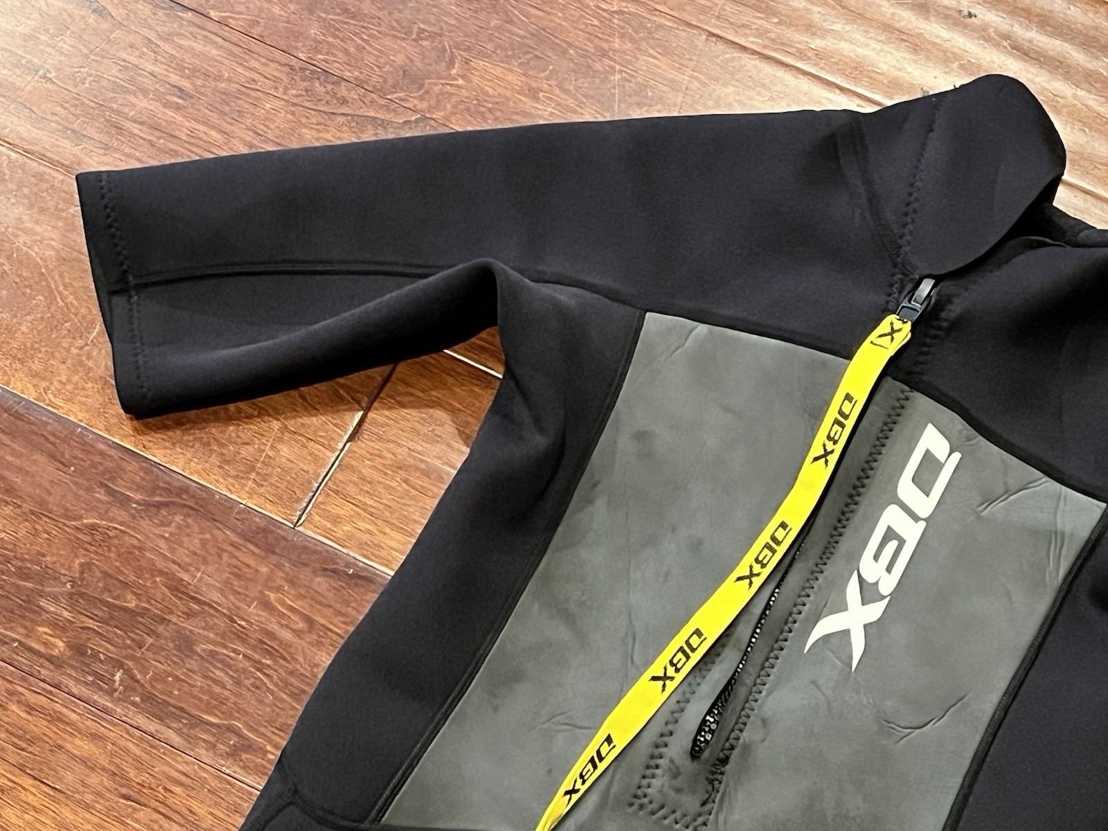DBX 3/2 mm Black Gray Mens Medium Neoprene Zip Super Stretch Shorty Wet Suit