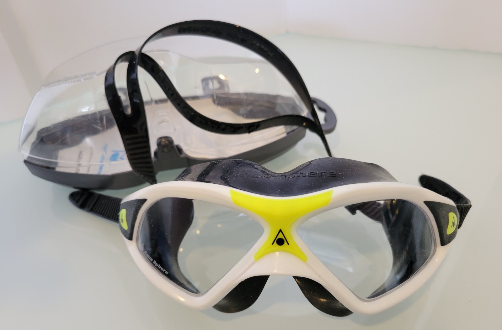 Aqua Sphere Seal XP2 EXO low profile, anti-fog, swim goggles W Case *READ*