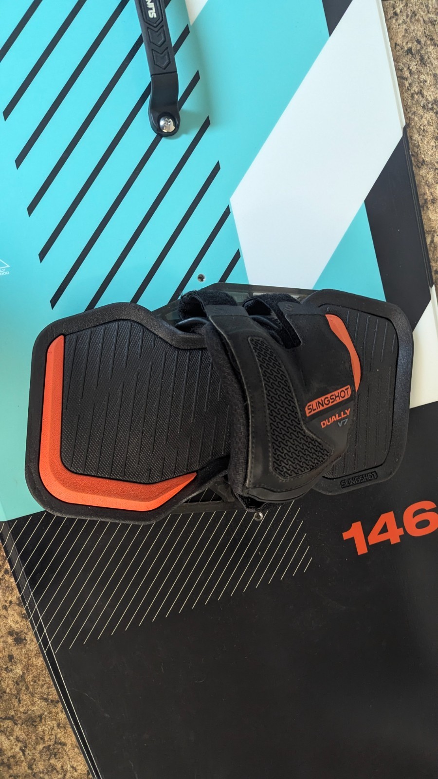 Slingshot Crisis V4-146- Kiteboard and Dually V7 Kiteboard Foot Straps