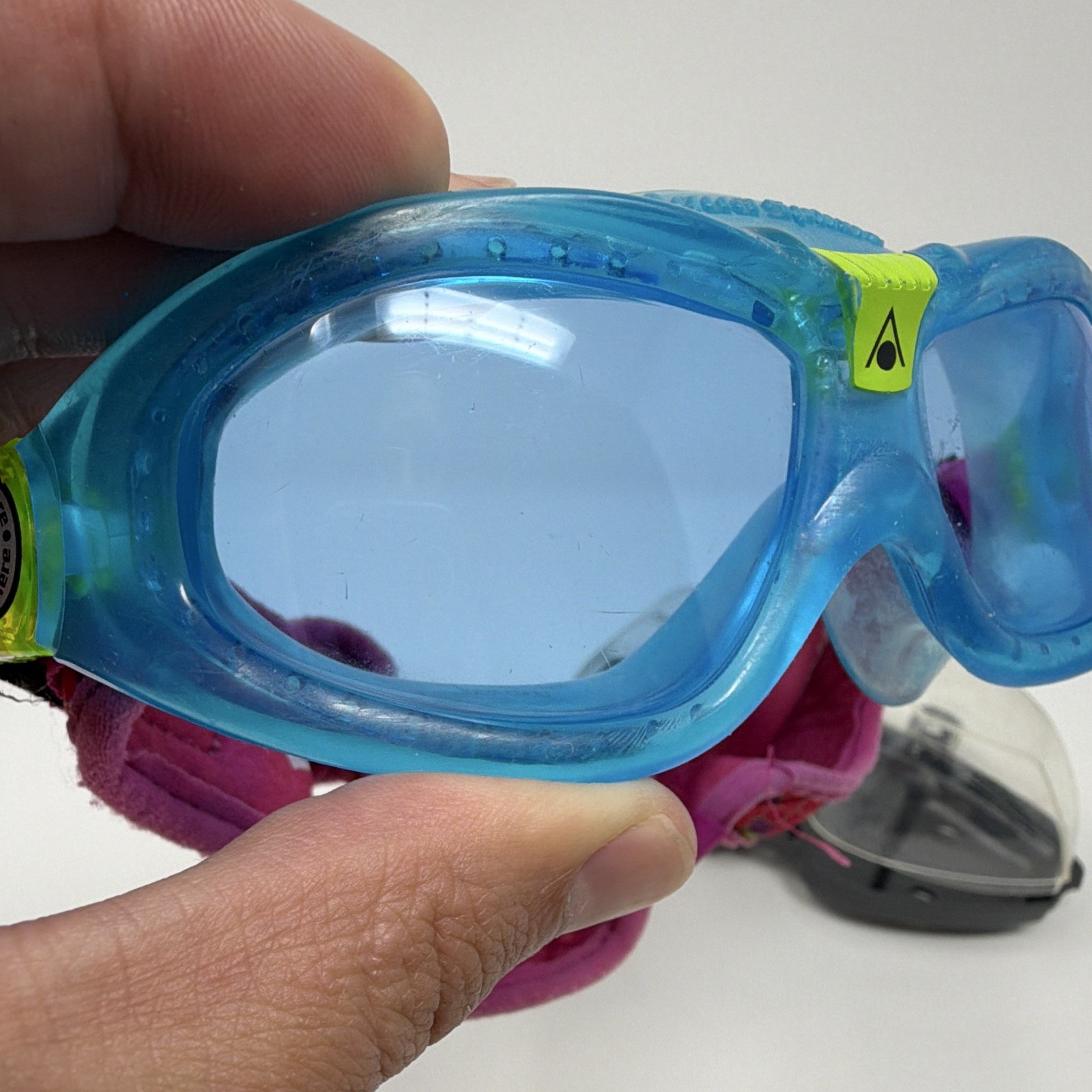 FINIS Aqua Sphere Swim Goggles w/ Neoprene Strap & Hard Protective Case bl/pink