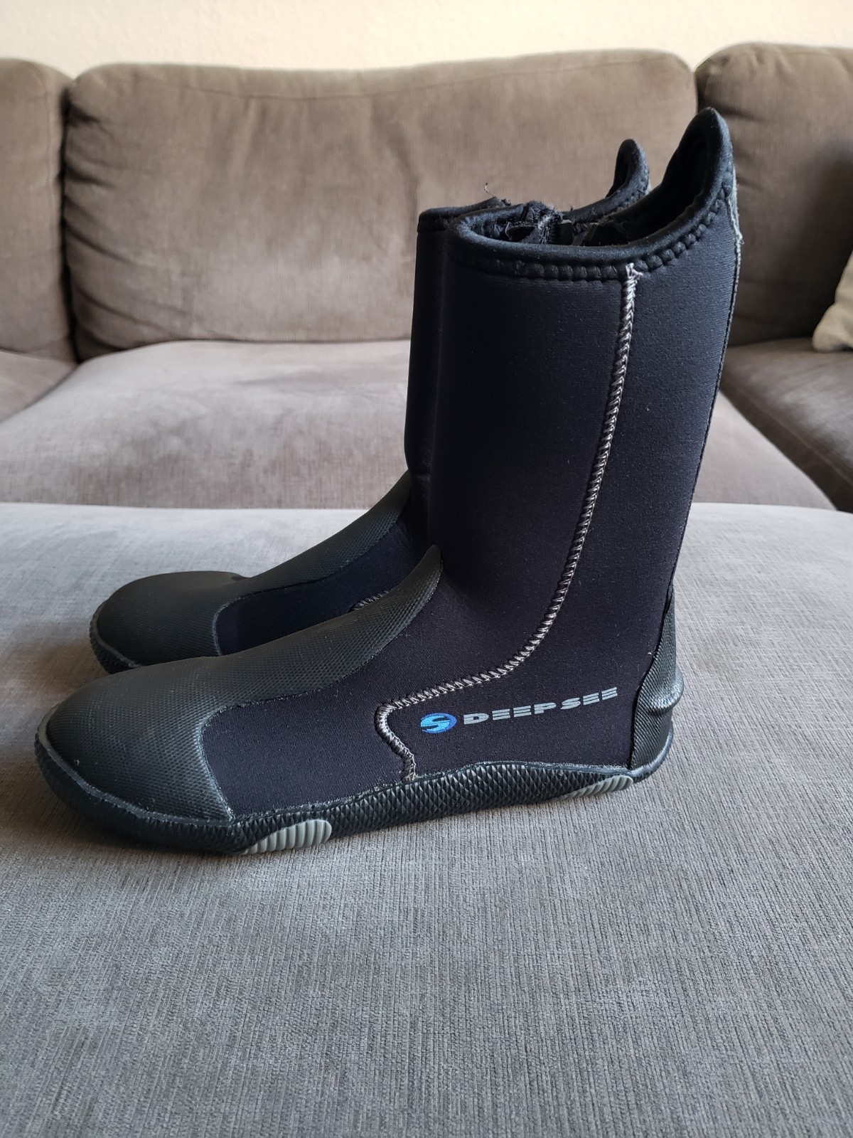 Size 7 – Deep Sea Men’s Scuba Booties Black Zip Up – NEW AND UNUSED!