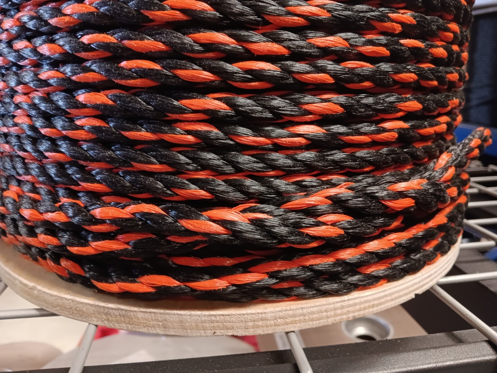 3/8″ x 600 ft. spool twisted/Polypropylene Truck Rope.Black/Orange. Discounted