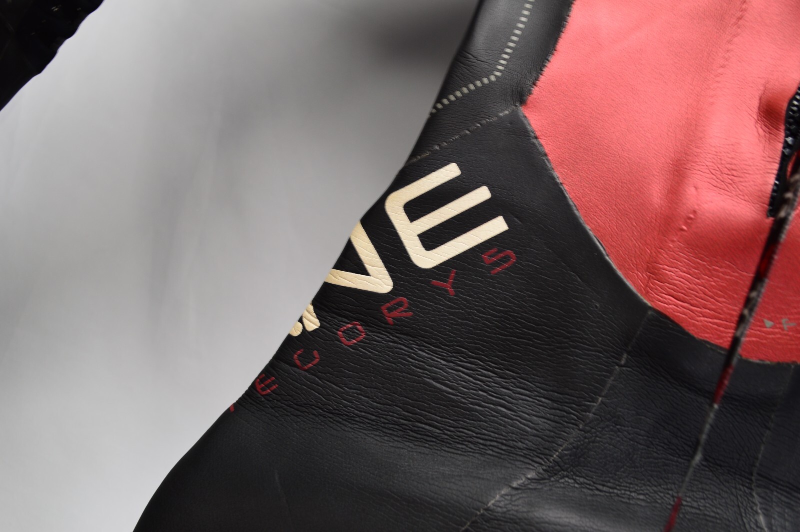 TYR Hurricane Cat 5 Black Red Full Sleeve Wetsuit Womens Small DEMO