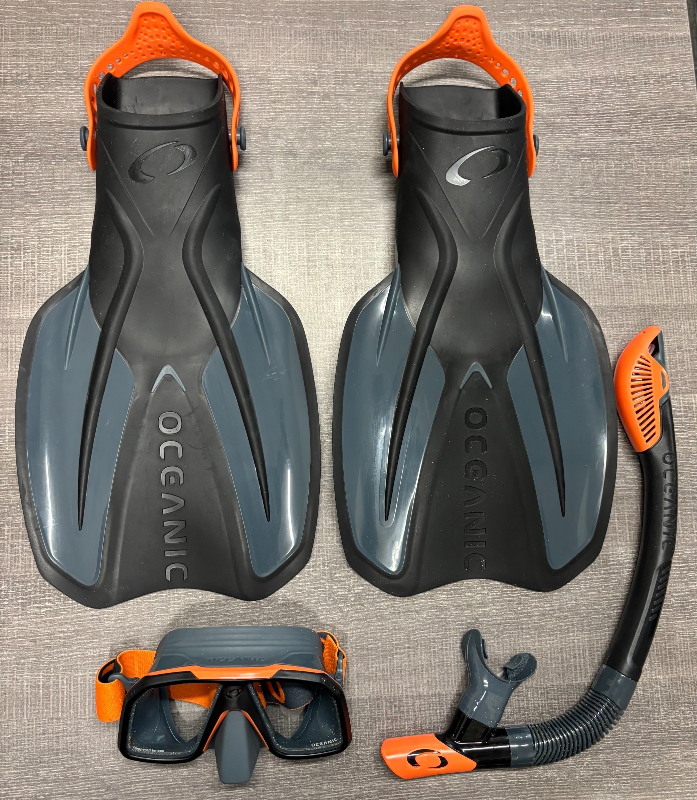 Adult Oceanic Snorkeling Set (Gray) – Size Men’s 9-13/Women’s 10-14 (Lot #134)