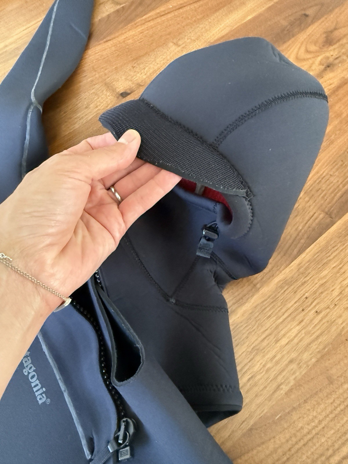Patagonia Women’s Hooded Full Wetsuit Yulex Size 6 Black/Red