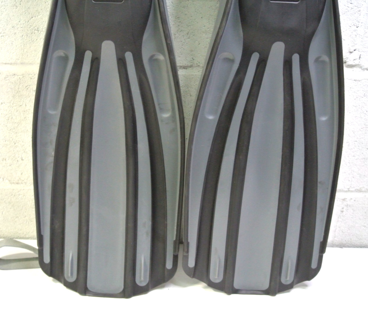 Fourth Element Rec Scuba Diving Fins Regular Size US 8-10 Black Gray