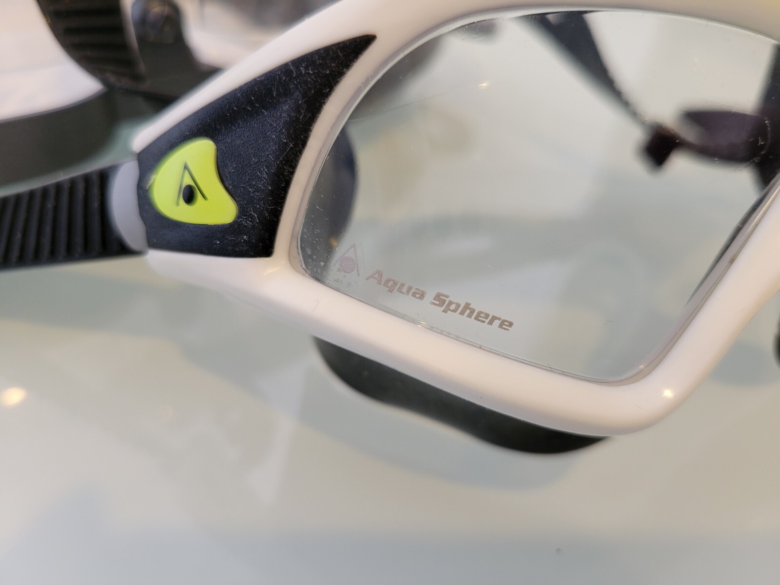 Aqua Sphere Seal XP2 EXO low profile, anti-fog, swim goggles W Case *READ*