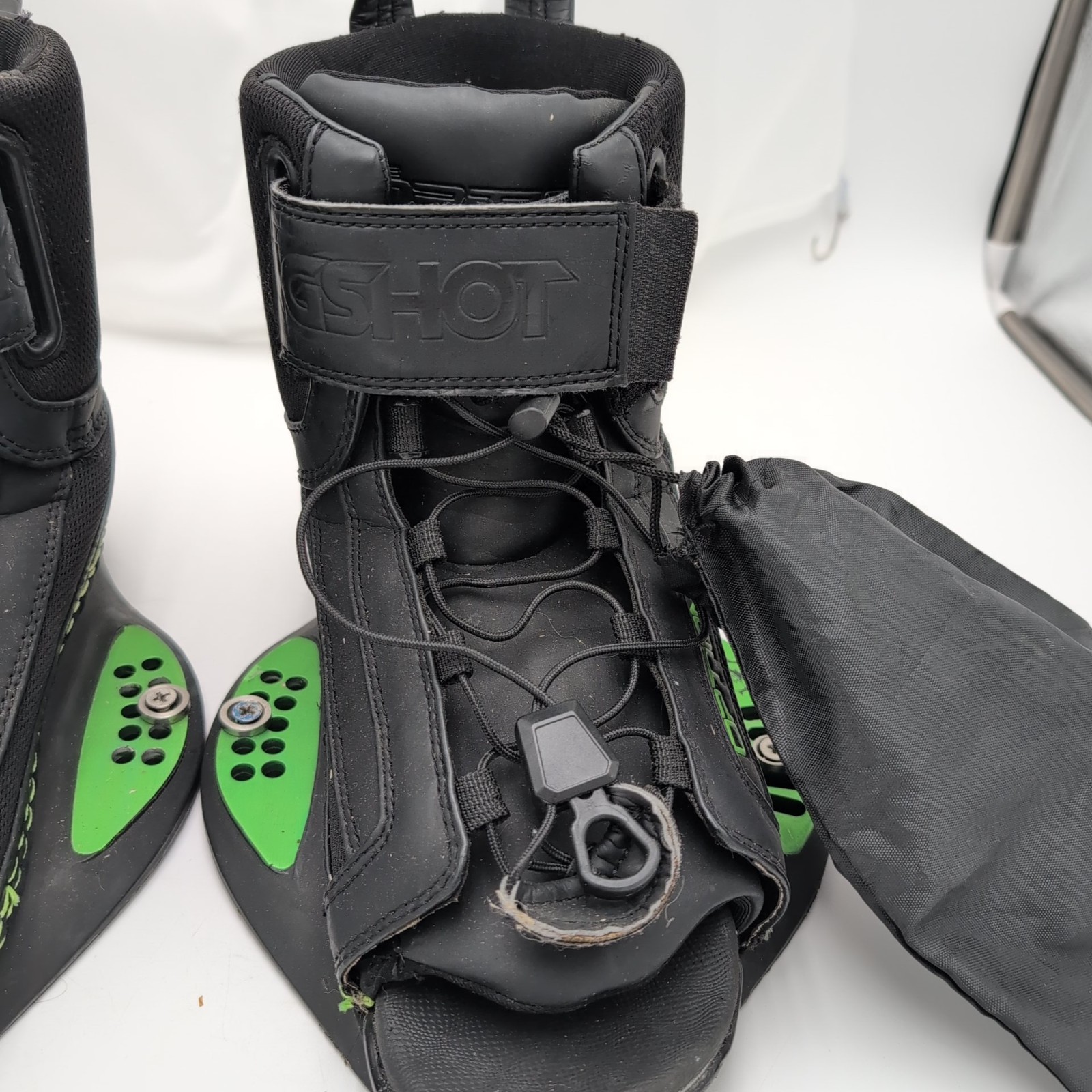 Slingshot The Option Wakeboard Bindings Boots S/M Black Green w Fins
