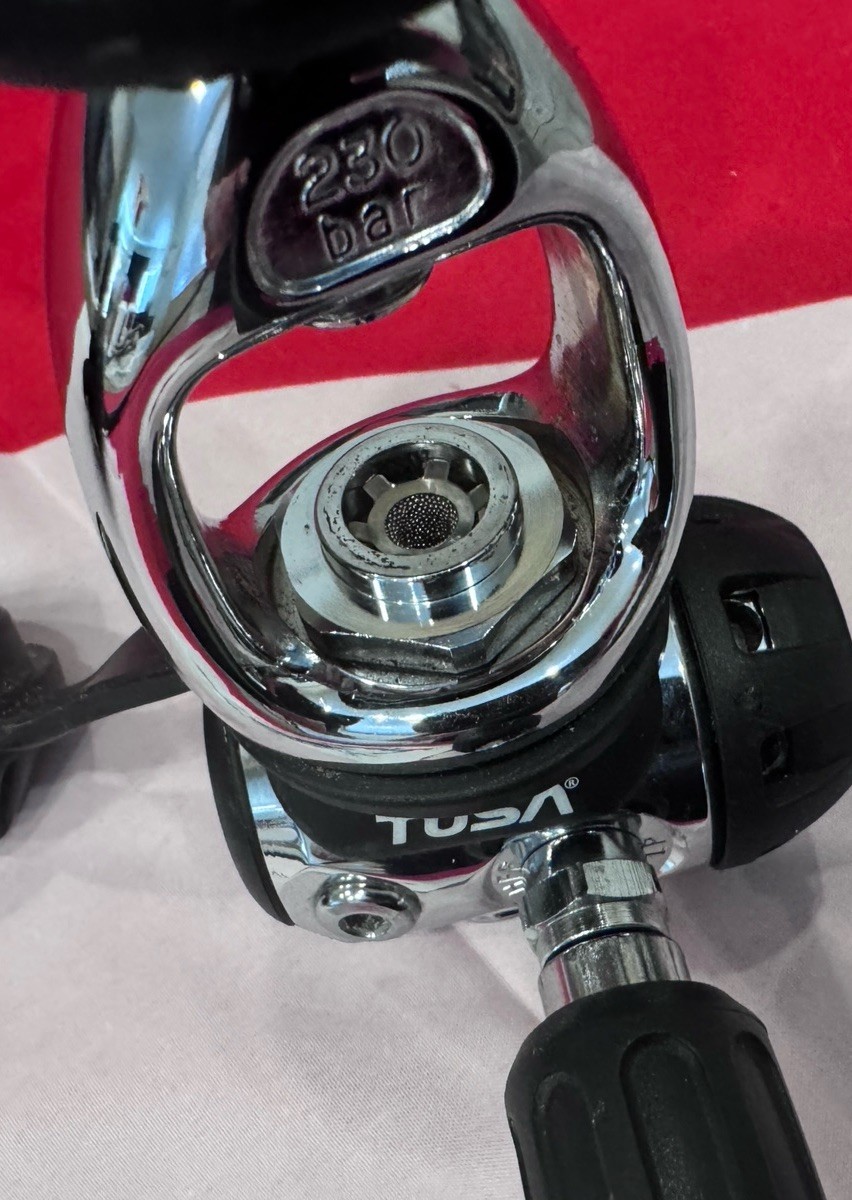 SCUBA TUSA S1001 FIRST AND SECOND STAGE REGULATOR LOOKS LIKE NEVER WET!