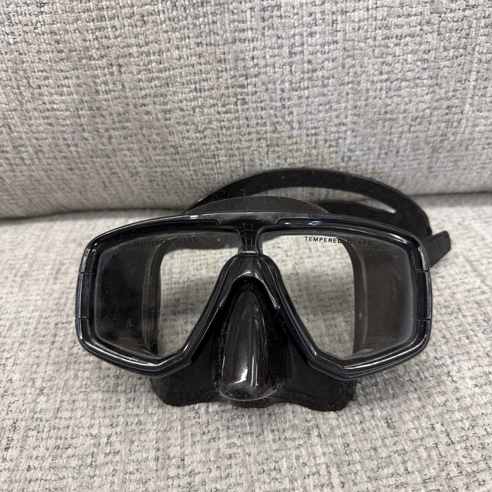 Oceanways Tempered Glass Scuba Diving Mask Black Silicone Dual Lens Snorkel