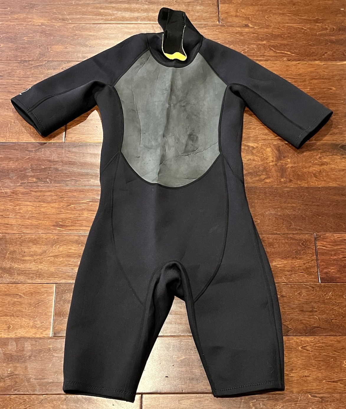 DBX 3/2 mm Black Gray Mens Medium Neoprene Zip Super Stretch Shorty Wet Suit