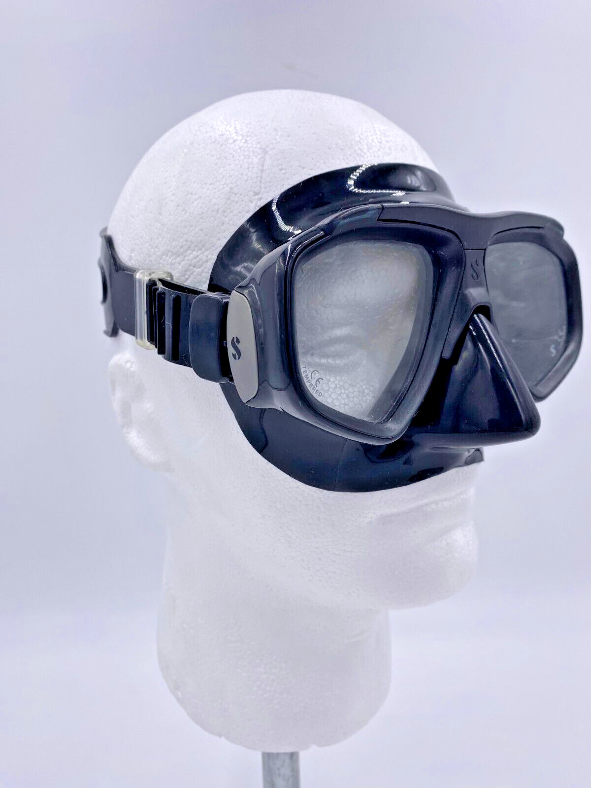 SCUBAPRO GOGGLES BLACK NEW TEMPERED GLASS ADJUSTABLE STRAP FORM FITTING