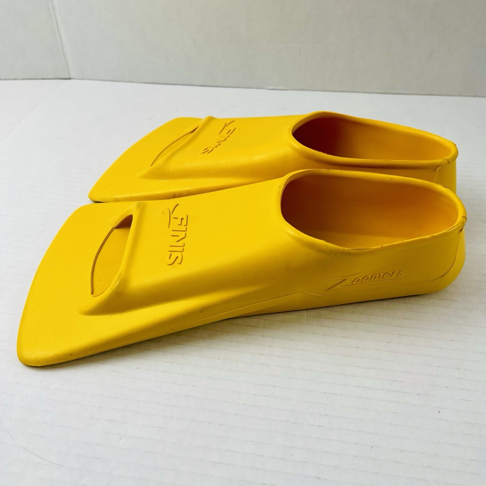 Finis Unisex Sz D F 6.5-8/M 5.5-7 Zoomers Gold Diving Swim Training Fins