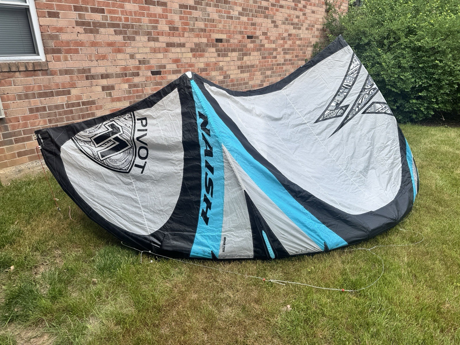 Naish Pivot Kitesurfing Kite w/ Bag Gray/Black/Blue Kitesurfing