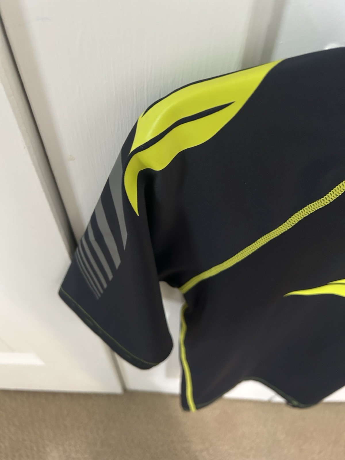 Short Sleeve REFLEX RashGuard Shirt SLIPPERY Size Youth Large New with Tags