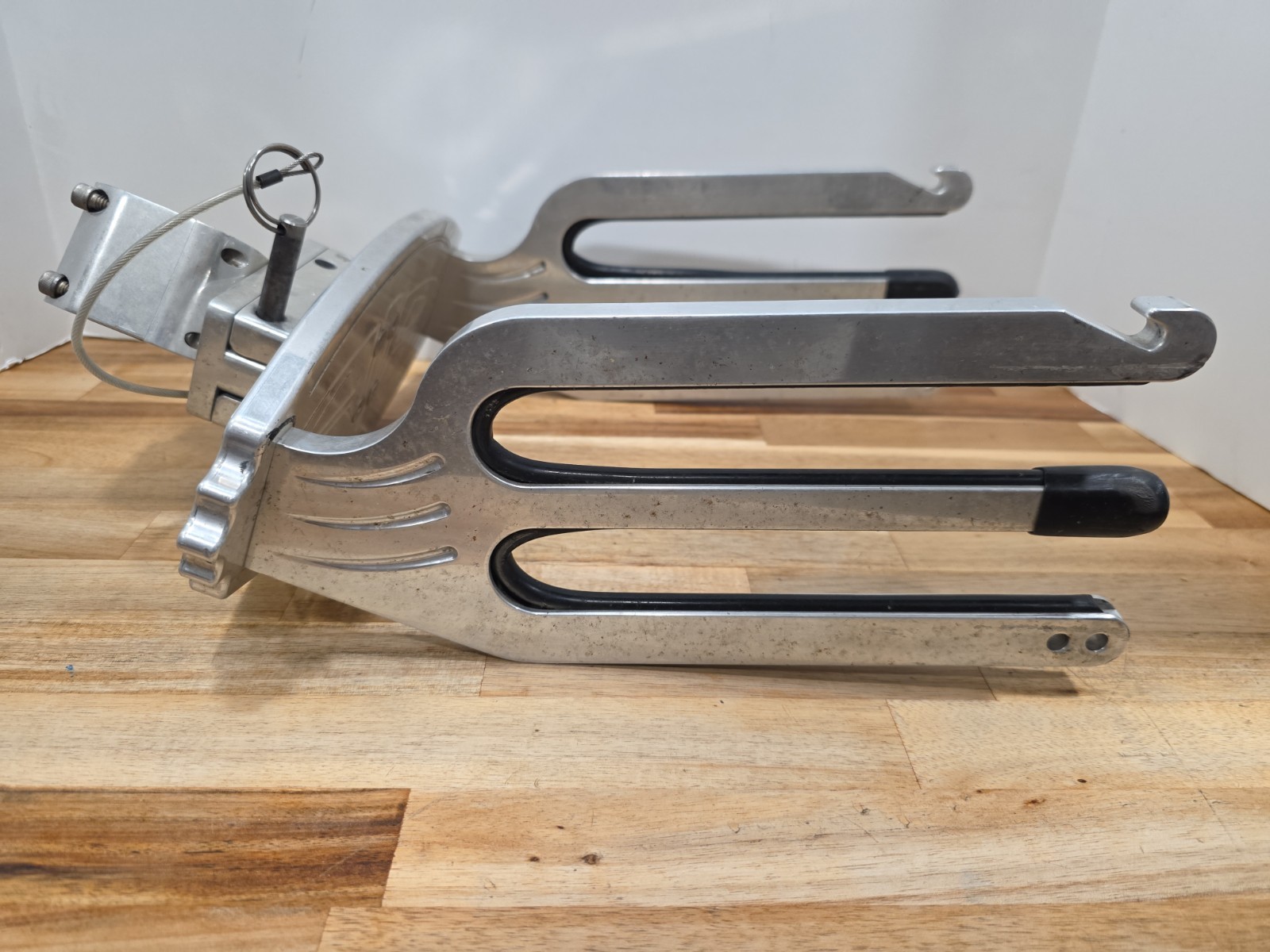 NAUTIQUES DUAL KNEE BOARD RACK WITH SWIVEL PRE-OWNED