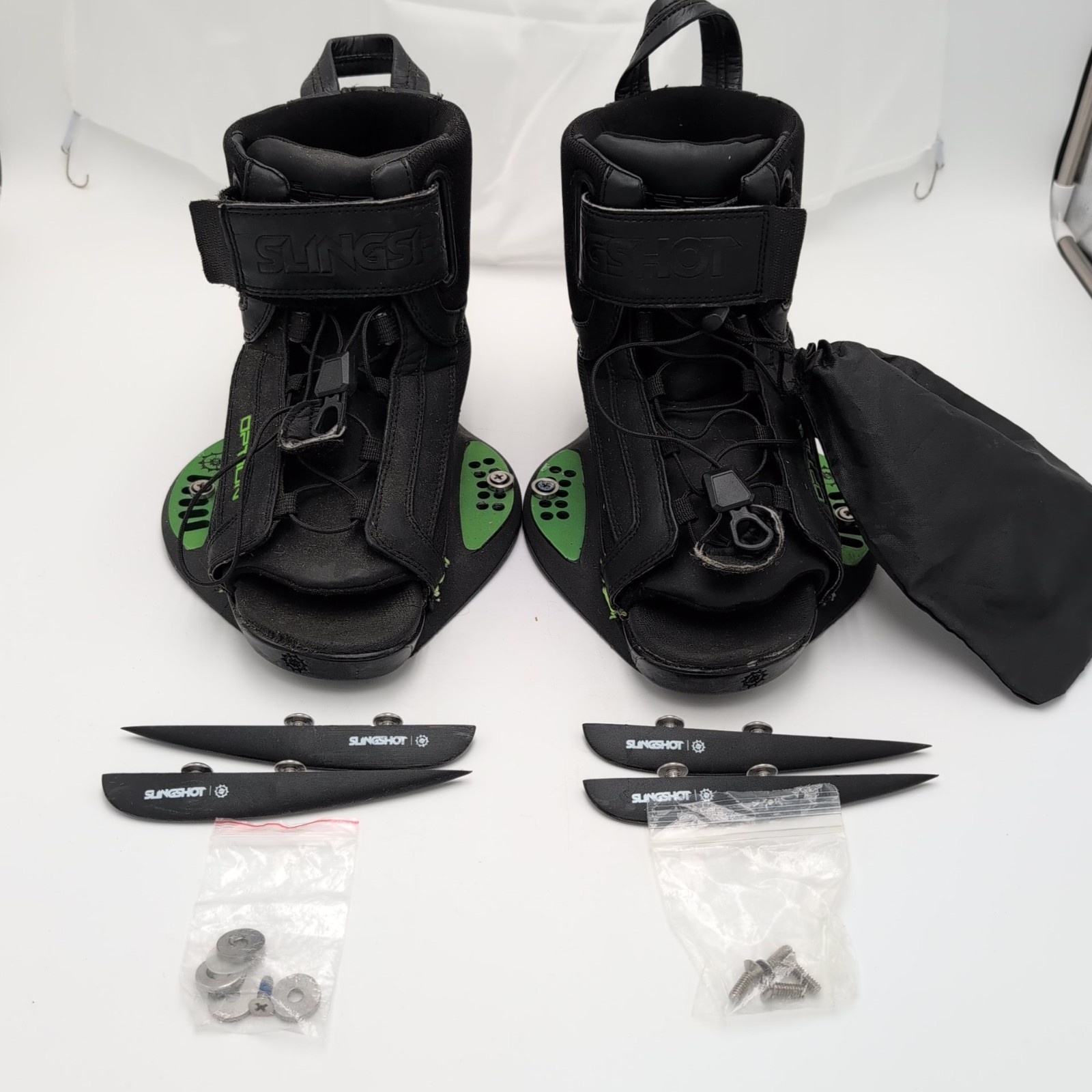 Slingshot The Option Wakeboard Bindings Boots S/M Black Green w Fins