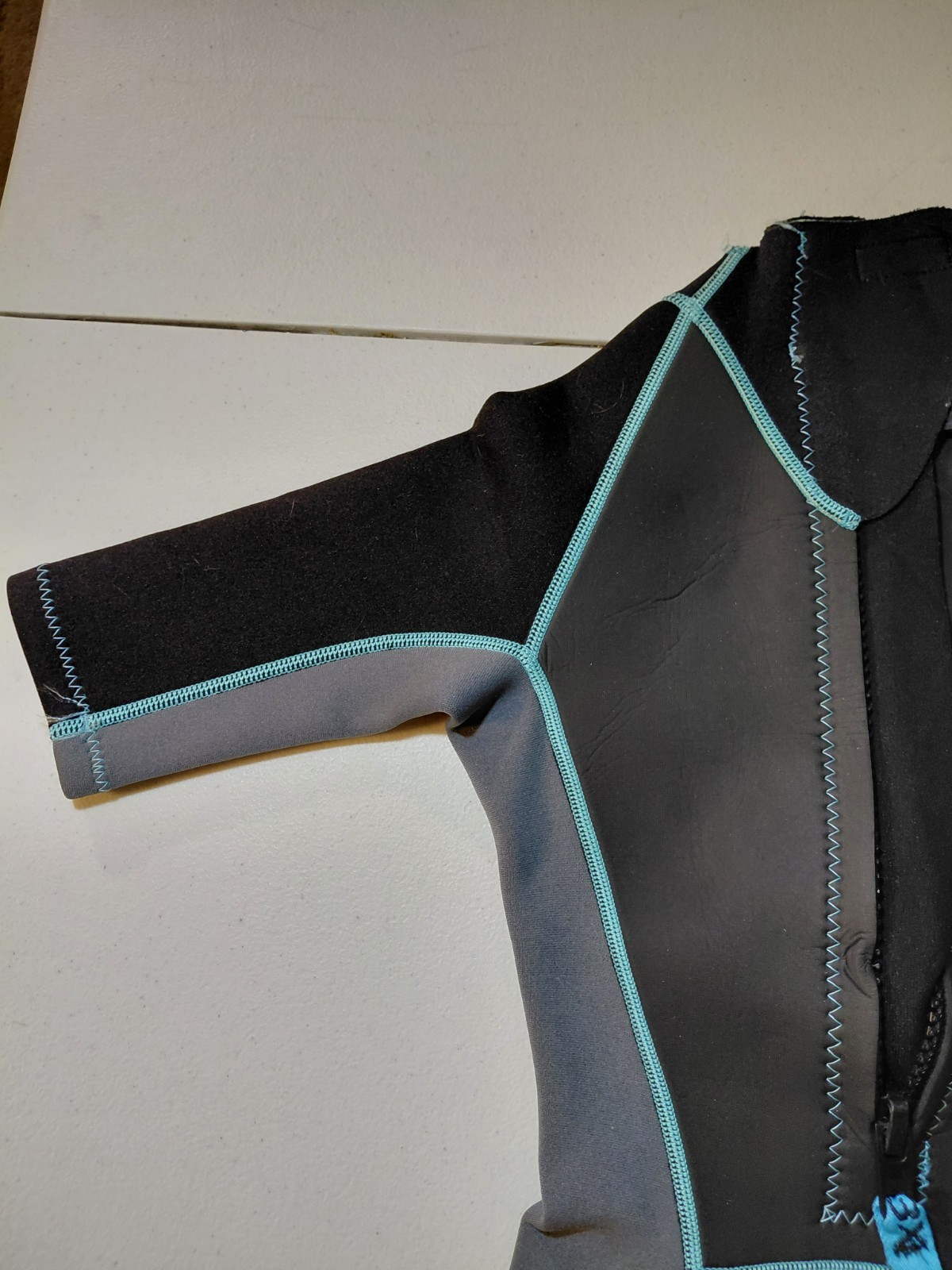 DBX Youth Wetsuit Size 4 Short Sleeve Gray Black Blue Front Zip