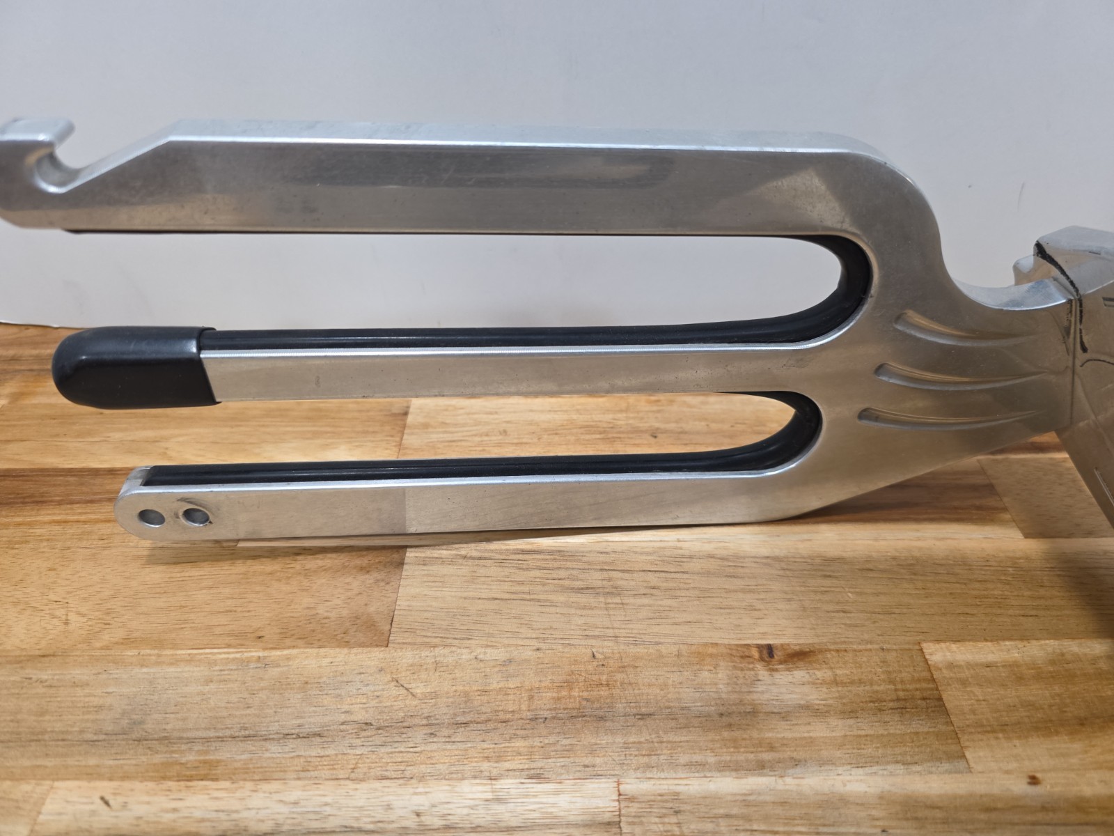 NAUTIQUES DUAL KNEE BOARD RACK WITH SWIVEL PRE-OWNED