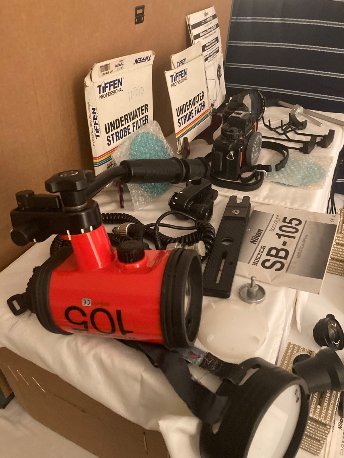 Nikonos-V, SB-105, Close-Up Outfit, Nikkor 20mm, 35mm, 80mm, DF-12, Viewfinder