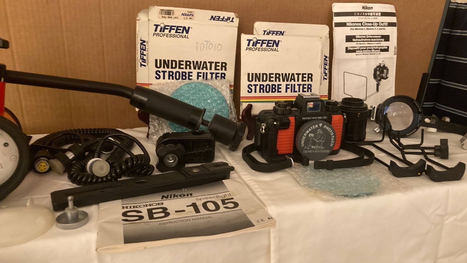 Nikonos-V, SB-105, Close-Up Outfit, Nikkor 20mm, 35mm, 80mm, DF-12, Viewfinder
