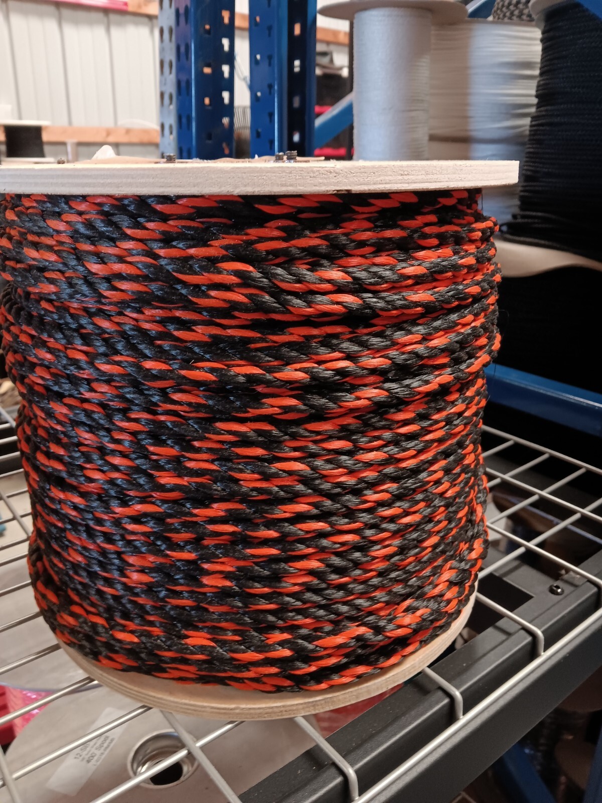 3/8″ x 600 ft. spool twisted/Polypropylene Truck Rope.Black/Orange. Discounted