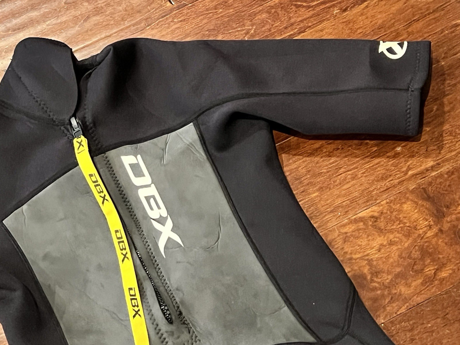DBX 3/2 mm Black Gray Mens Medium Neoprene Zip Super Stretch Shorty Wet Suit